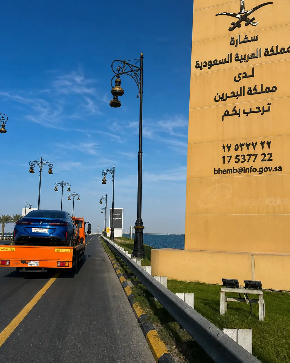 سطحة تنقل سيارة عبر جسر الملك فهد في طريقها إلى البحرين