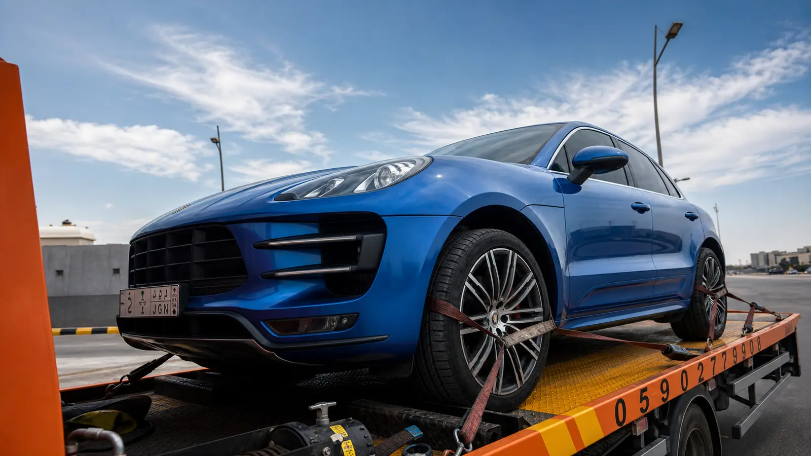سطحة الرياض تنقل سيارة فارهة مثبتة على منصة برتقالية