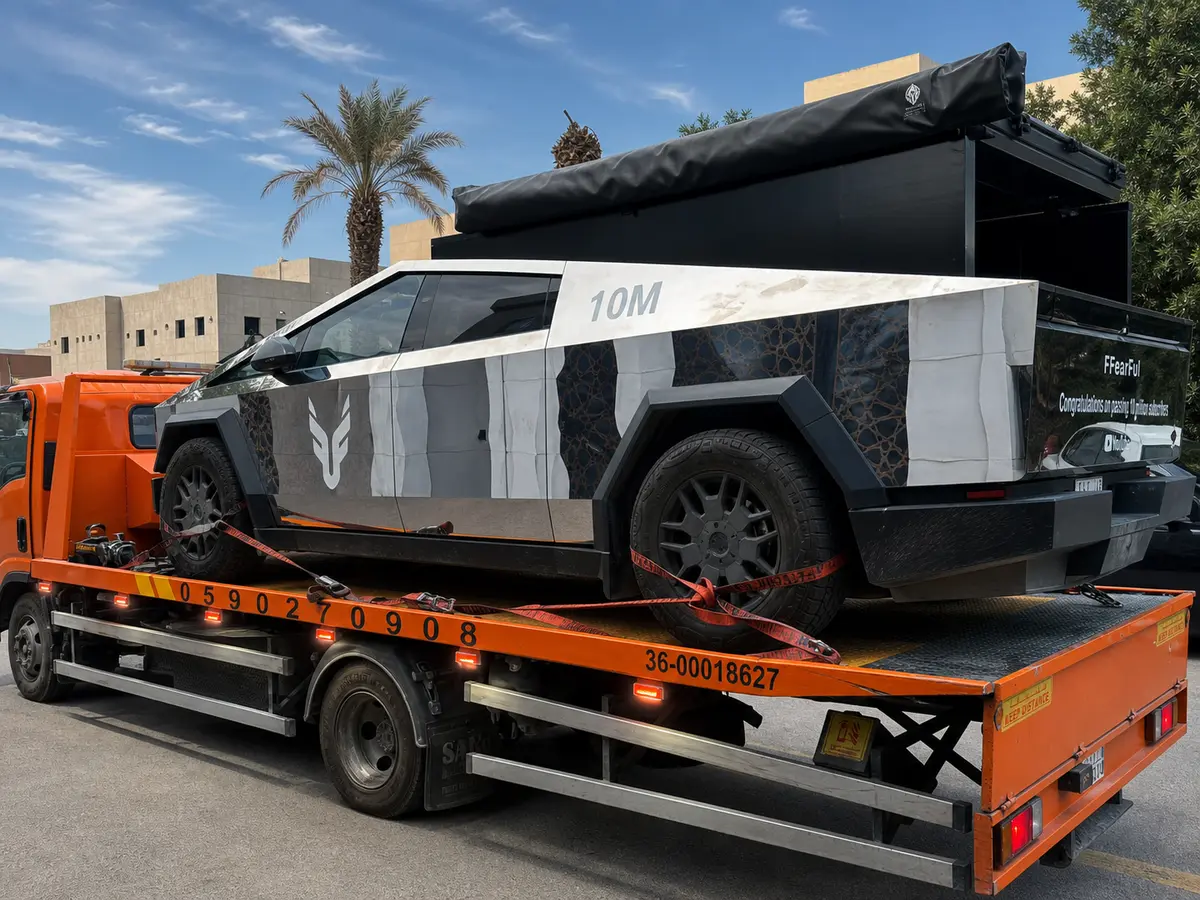 سطحة تنقل مركبة مميزة ومثبتة بأحزمة نقل آمنة